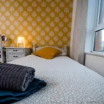 Centrally Located 2 Bedroom Beach Apartment - Views Of The Waves.