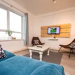 Centrally Located 2 Bedroom Beach Apartment - Views Of The Waves.