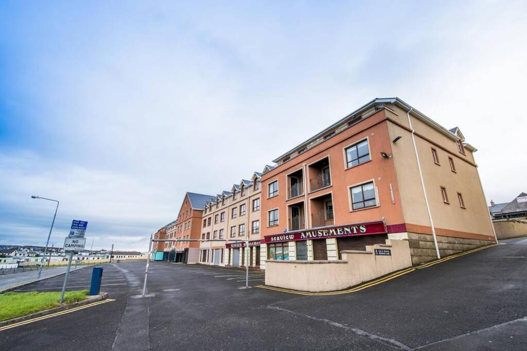 Centrally Located 2 Bedroom Beach - Views Of The Waves. Apartment