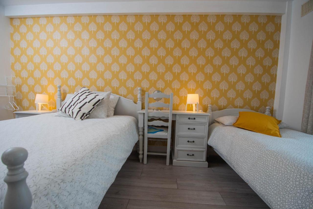 Centrally Located 2 Bedroom Beach - Views Of The Waves. Apartment *
