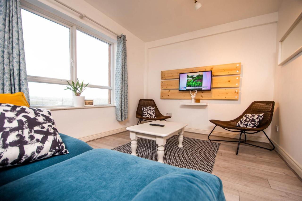 Centrally Located 2 Bedroom Beach - Views Of The Waves. *