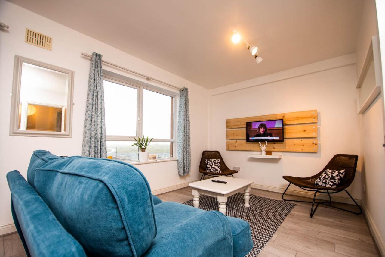 Centrally Located 2 Bedroom Beach - Views Of The Waves.