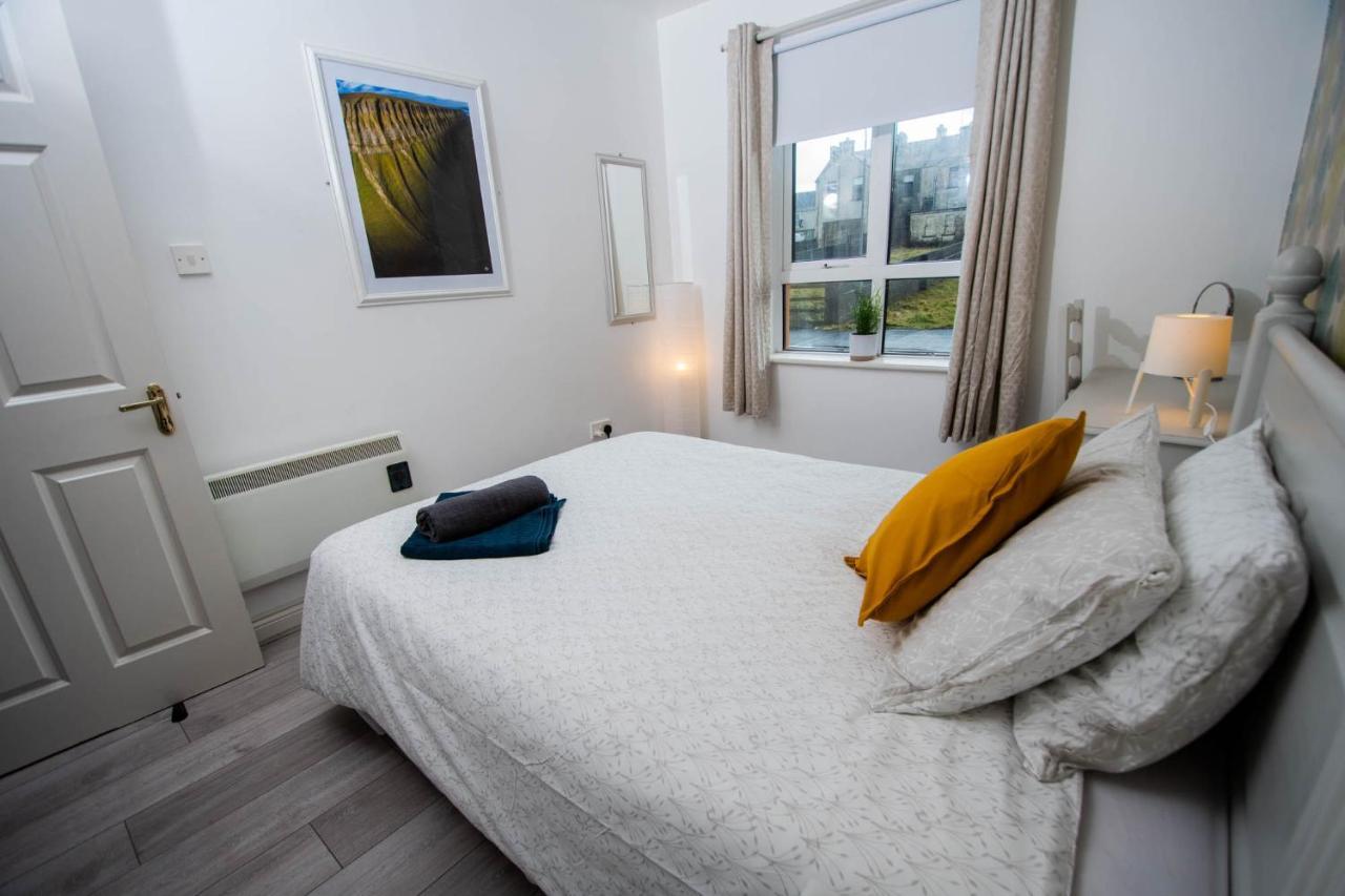 Centrally Located 2 Bedroom Beach - Views Of The Waves. Apartment