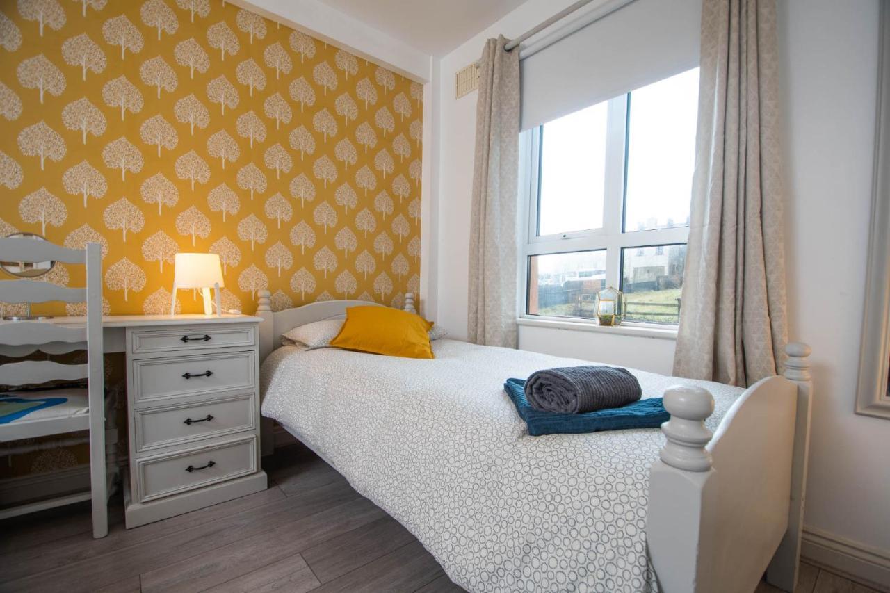 Centrally Located 2 Bedroom Beach - Views Of The Waves.