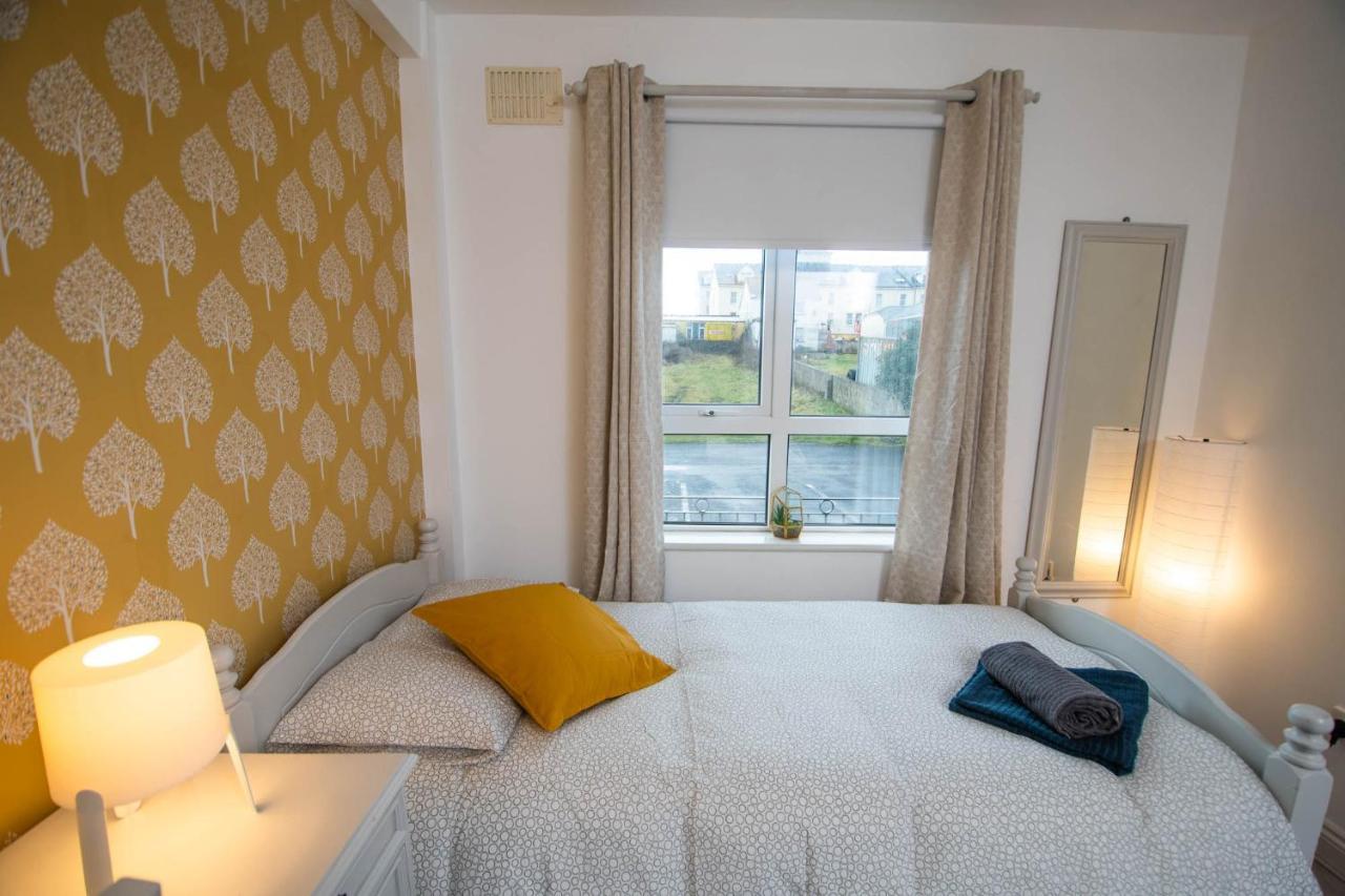 Centrally Located 2 Bedroom Beach - Views Of The Waves. Apartment