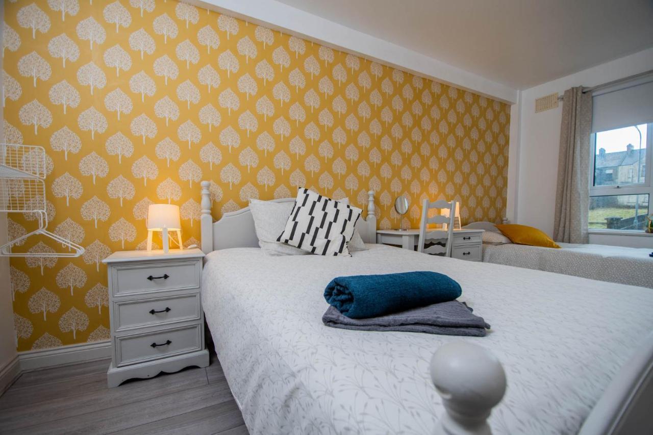 Centrally Located 2 Bedroom Beach - Views Of The Waves. Apartment *
