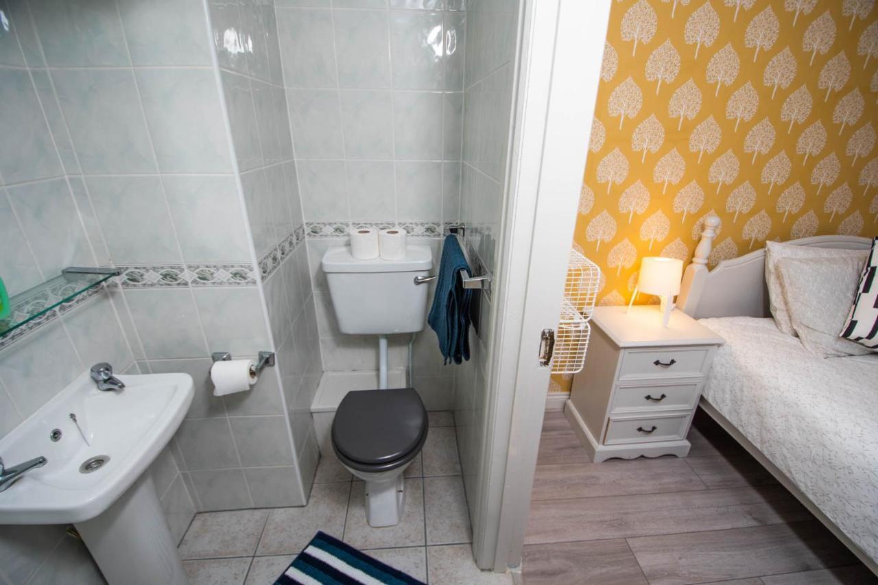 Centrally Located 2 Bedroom Beach - Views Of The Waves. Apartment