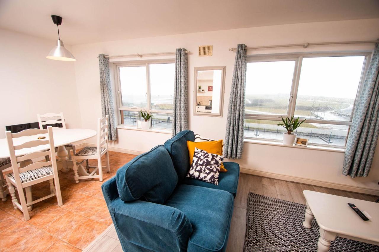 Centrally Located 2 Bedroom Beach - Views Of The Waves. Apartment
