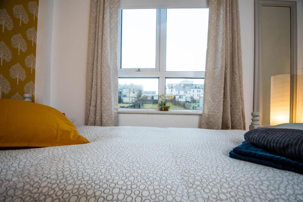 Centrally Located 2 Bedroom Beach - Views Of The Waves. * Bundoran