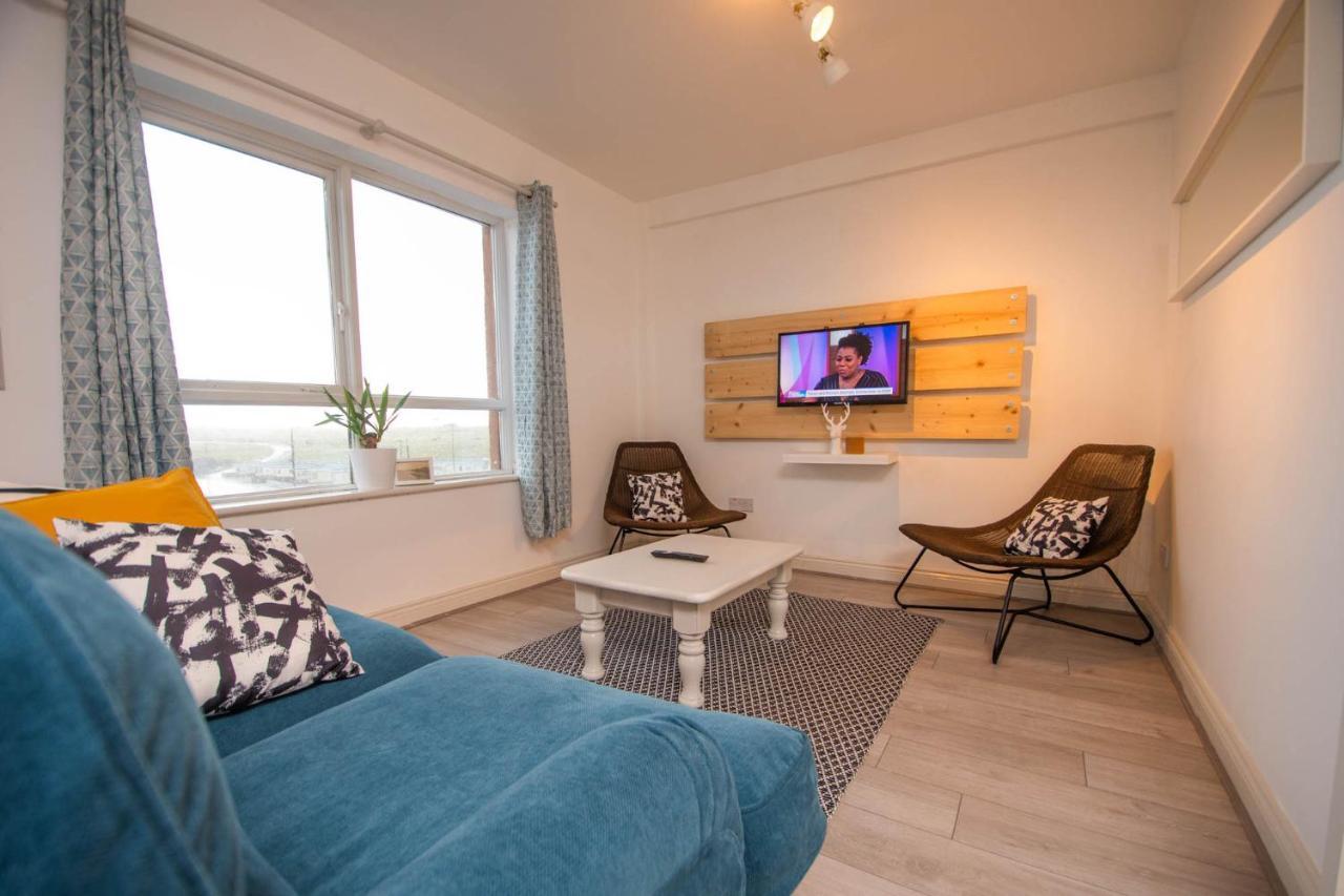 Apartment Centrally Located 2 Bedroom Beach - Views Of The Waves.