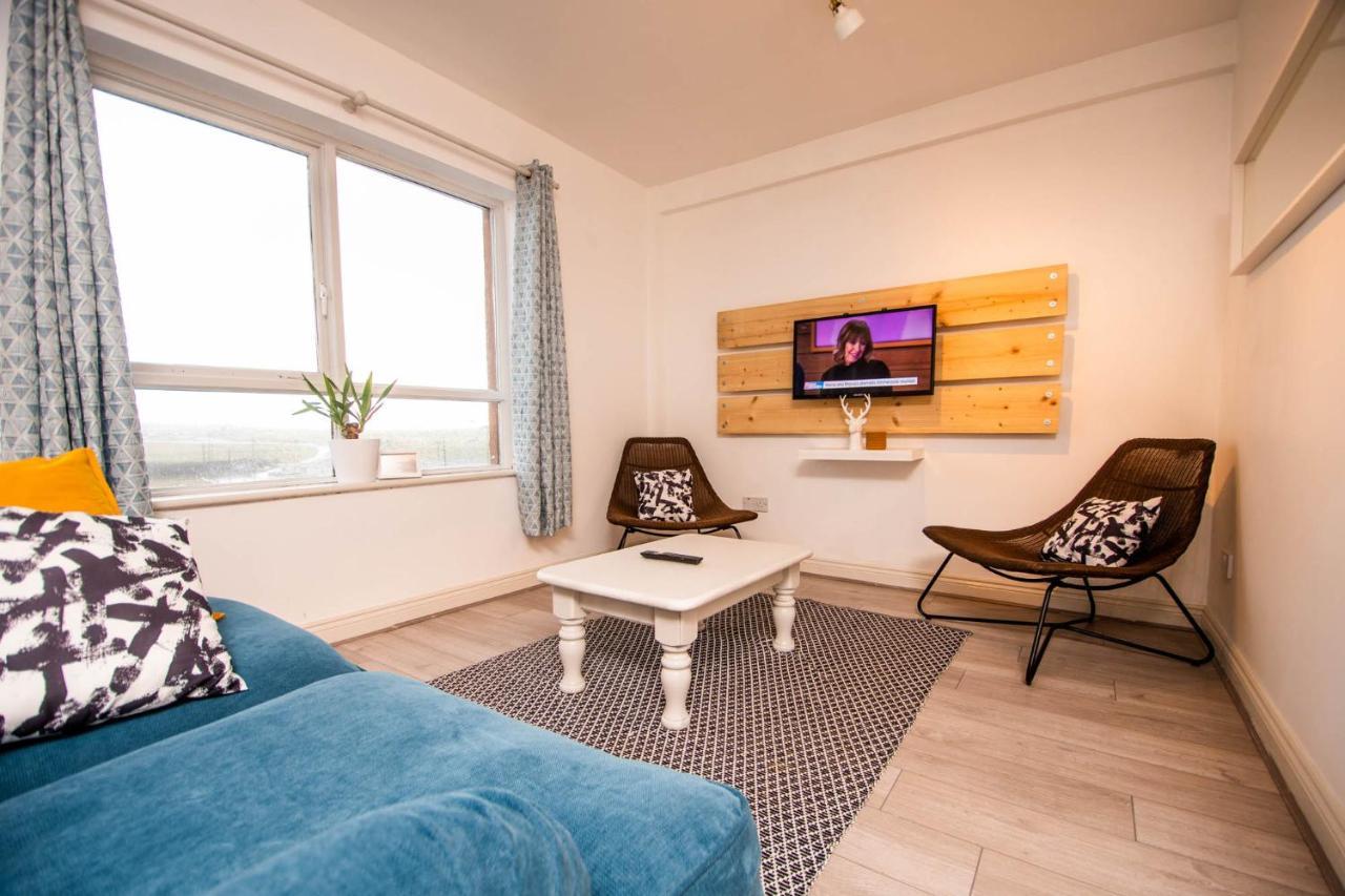 Centrally Located 2 Bedroom Beach - Views Of The Waves. Apartment *