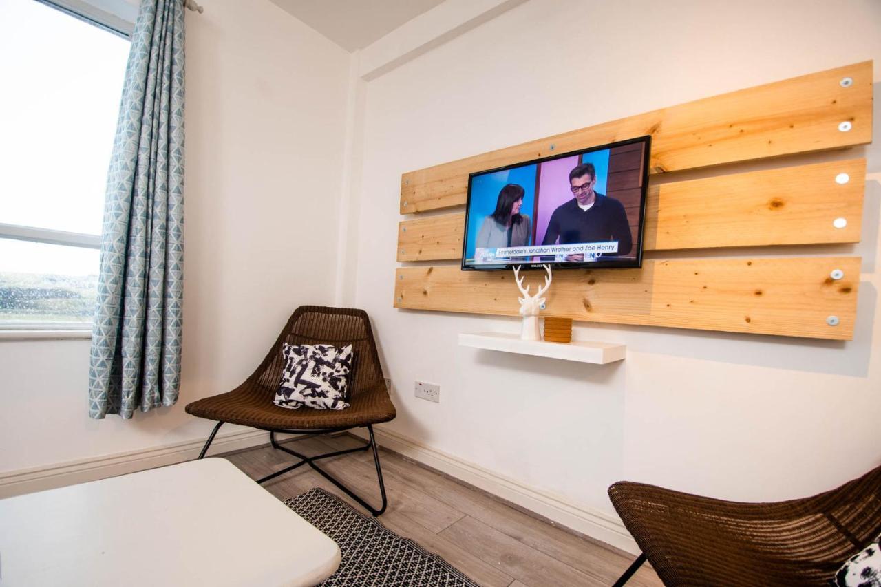 Centrally Located 2 Bedroom Beach - Views Of The Waves. Apartment